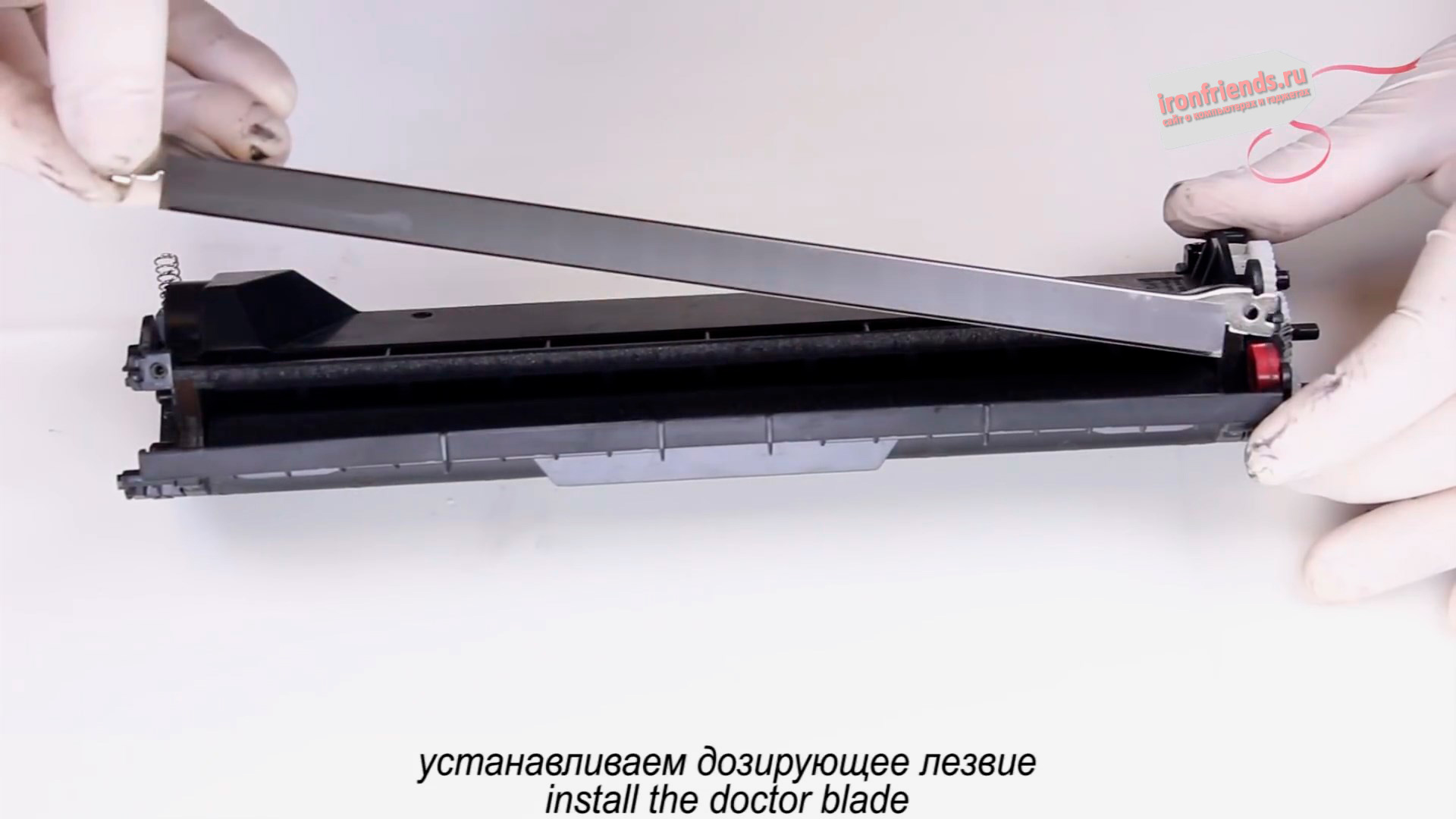 Установите картридж с тонером Установите картридж с тонером