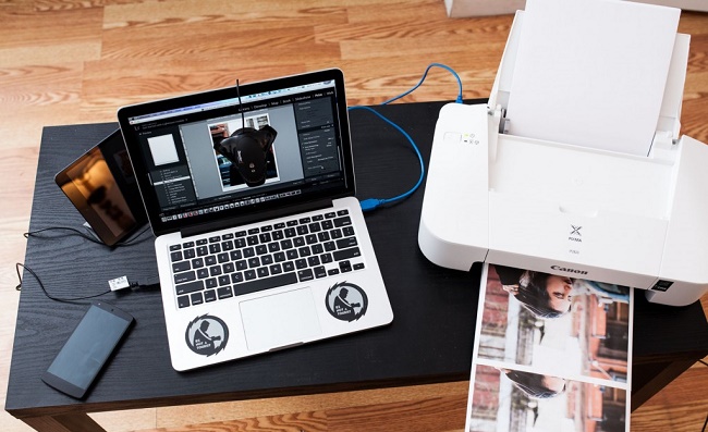 Принтер и ноутбук на столе