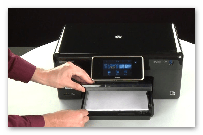 Используйте бумагу для очистки ролика захвата принтера при решении проблемы с линией