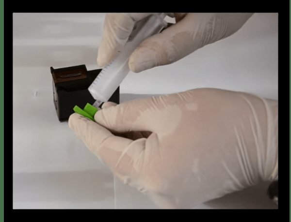 Вставьте шприц в подушечку